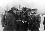 Командарм 2 ранга К.А.Мерецков беседует с командирами на окраине Выборга