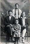 Коптюхов И. А. с женой Анной Александровной (сидит справа) и сестрами Надей и Асей
